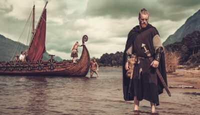 A Viking and his drakkar - © Nejron