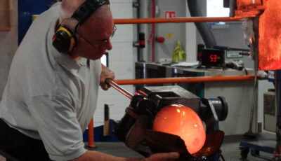 Un artisan travaillant le cristal - Francisco Antunes - cc