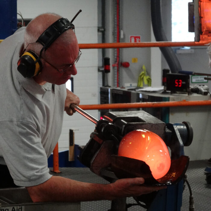 Un artisan travaillant le cristal - Francisco Antunes - cc