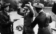 Des Black and Tans contrôlant un irlandais – Domaine public