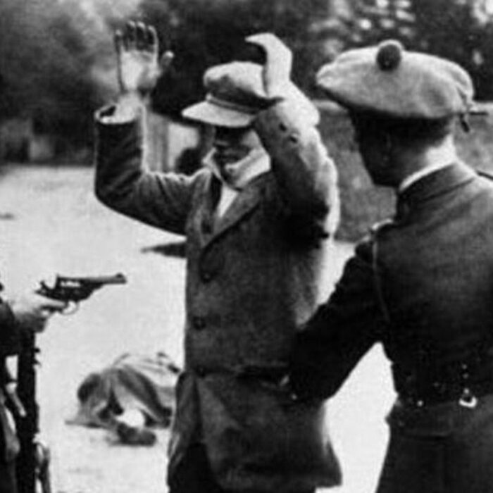 Des Black and Tans contrôlant un irlandais – Domaine public