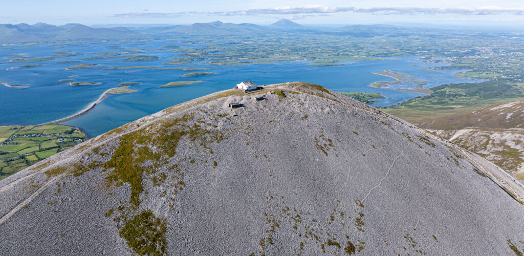 Luftaufnahme von Croagh Patrick und der Clew Bay - Big Stule Media - ©Failte Ireland