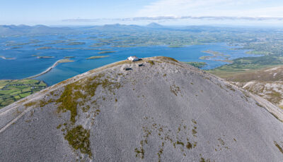 Vue aérienne de Croagh Patrick et de la Clew Bay - Big Stule Media - ©Failte Ireland