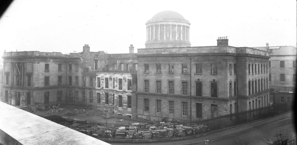 Les Four Courts en plein guerre civile irlandaise - Domaine public