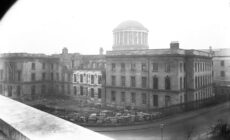 Les Four Courts en plein guerre civile irlandaise - Domaine public