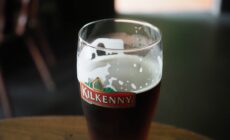 Une pinte de bière Kilkenny - © Claudio Divizia - stock.adobe.com