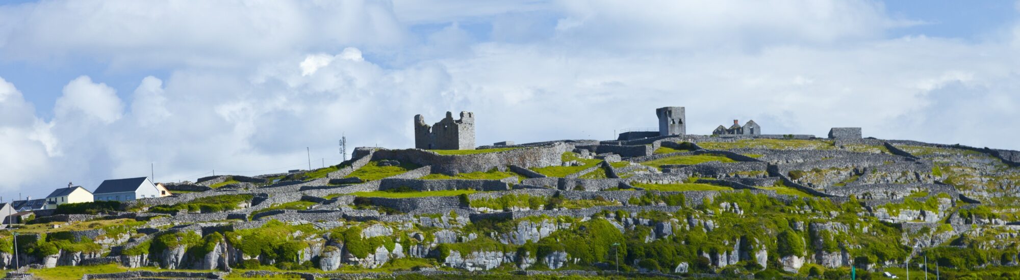 Le O'Brien's Castle 0à gauche à Inisheer - © JUAN CARLOS MUNOZ 