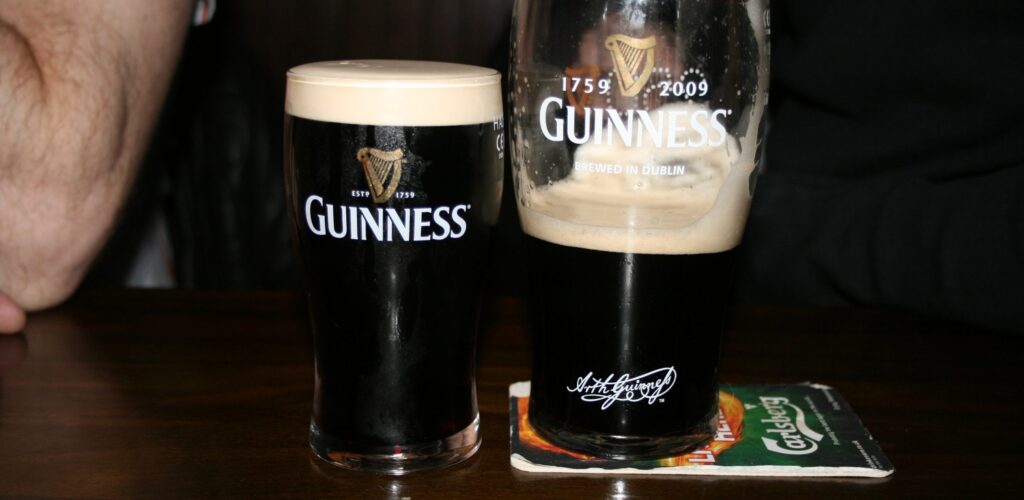 Une half pint à côté d'une pinte normale - herbrm - cc