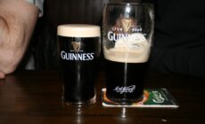 Une half pint à côté d'une pinte normale - herbrm - cc