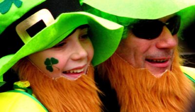 Iren, die als Leprechaun verkleidet sind - garryknight - cc
