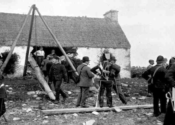 La Royal Irish Constabulary à une expulsion - Domaine Public