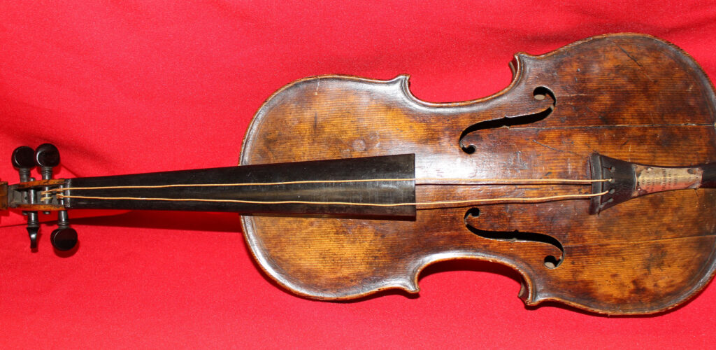 Le violon du Titanic, exposé au Titanic Belfast en Irlande du Nord