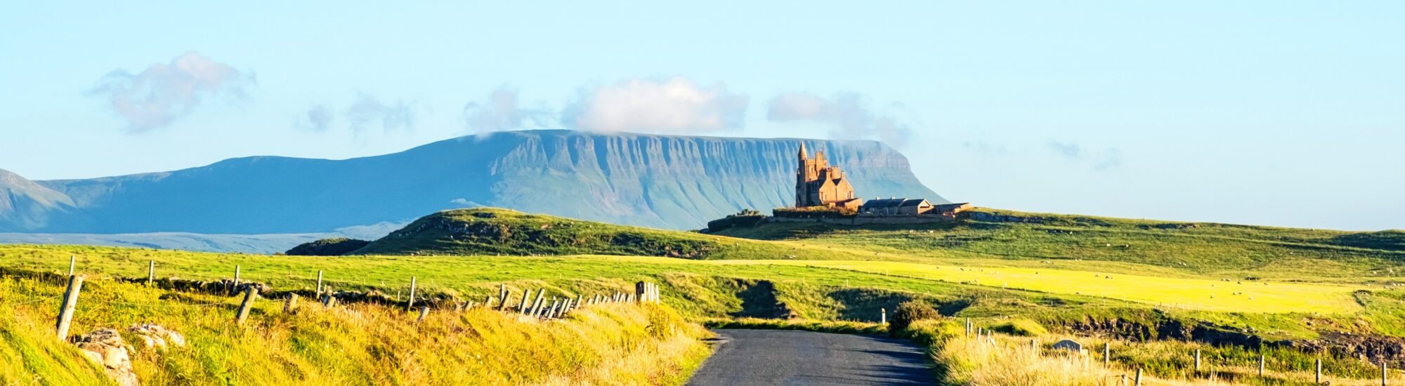Le Classiebawn castle et la Ben Bulben - © Madrugada Verde