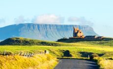 Le Classiebawn castle et la Ben Bulben - © Madrugada Verde
