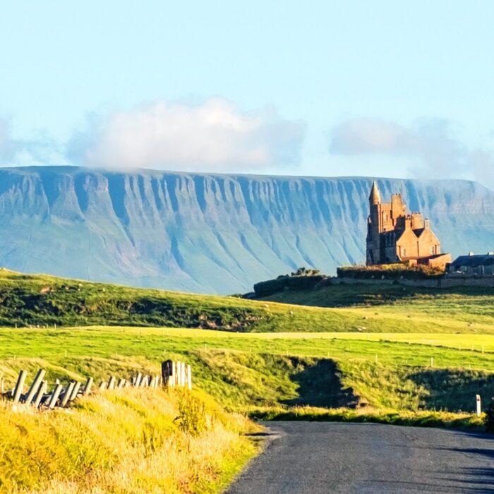 Le Classiebawn castle et la Ben Bulben - © Madrugada Verde