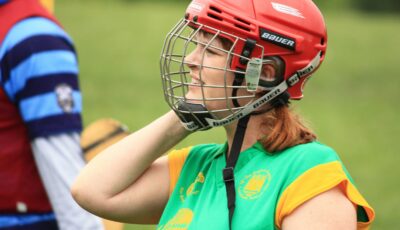 Le camogie 6 Une joueuse de Camogie - Derek Sigler - cc