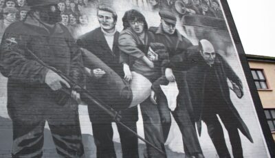 Le Bloody Sunday représenté sur une façade