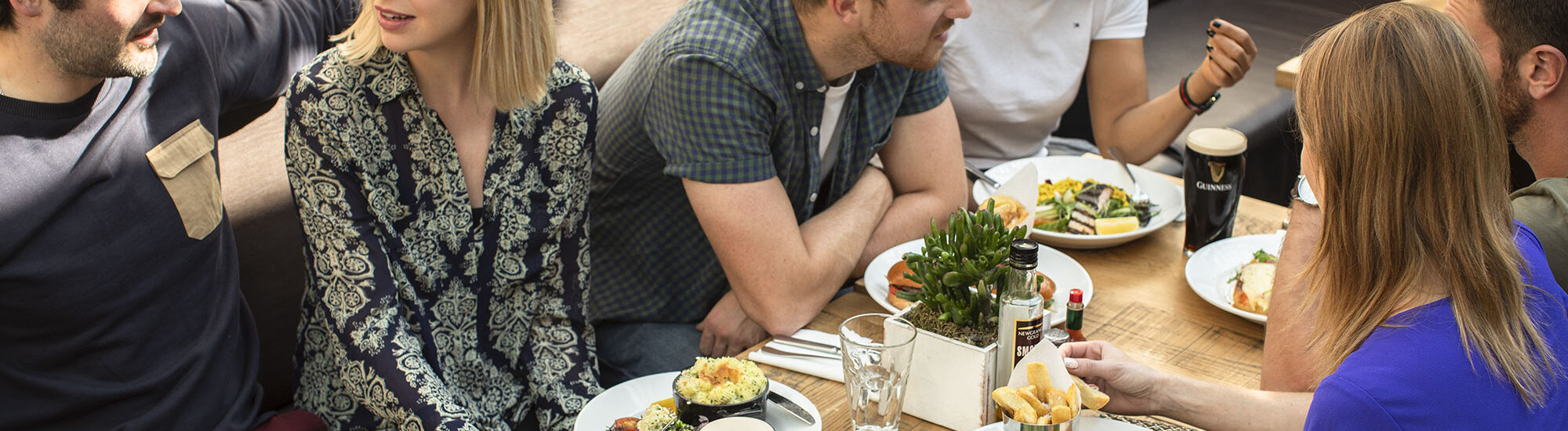 Un repas dans un Gastro Pub (Le Brewers Dining Hall du Guinness Storehouse ) - © Sean Breithaupt for Diageo