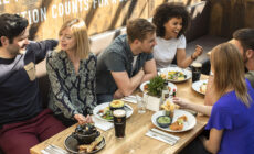 Un repas dans un Gastro Pub (Le Brewers Dining Hall du Guinness Storehouse ) - © Sean Breithaupt for Diageo
