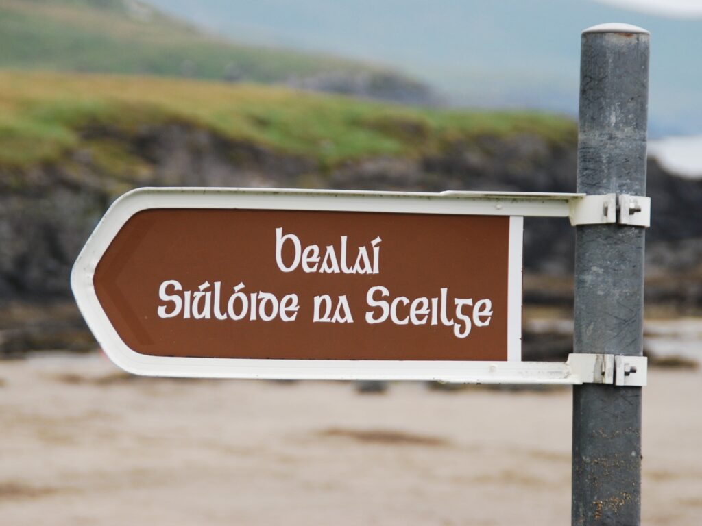 Un panneau en gaélique irlandais - © nordmann