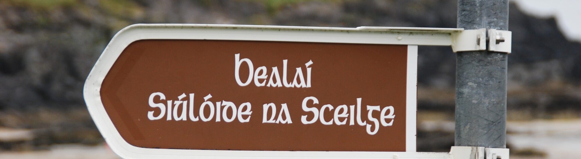 Un panneau en gaélique irlandais - © nordmann