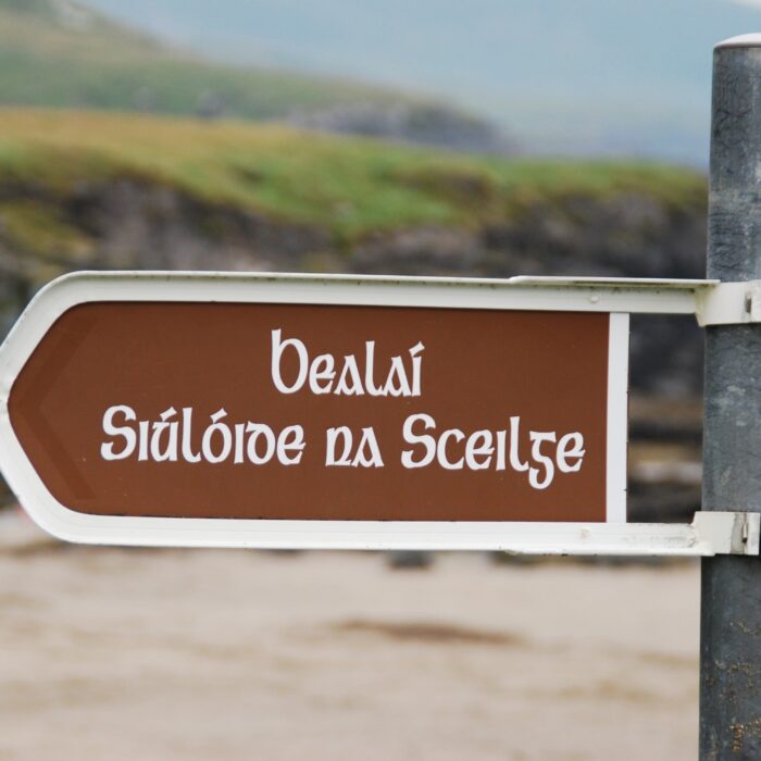 Un panneau en gaélique irlandais - © nordmann