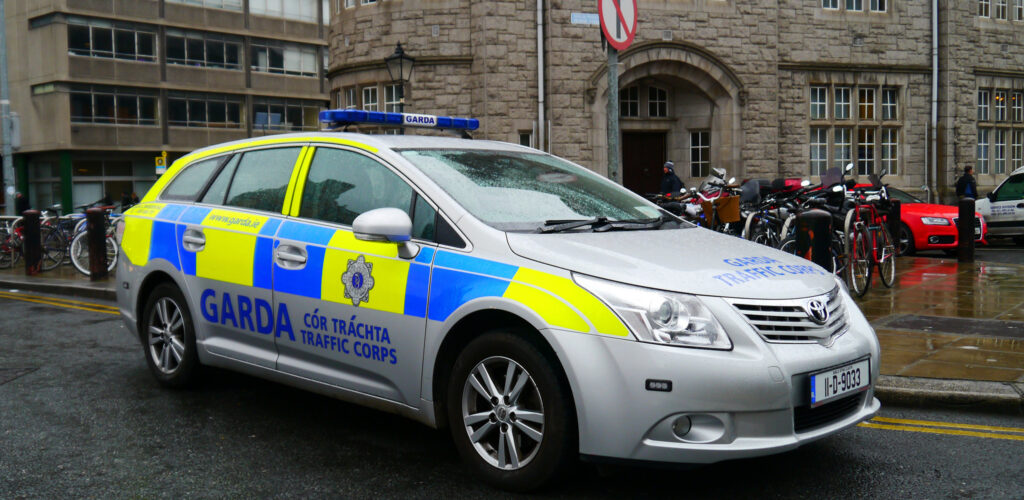 Un véhicule de police en Irlande - Mic - cc
