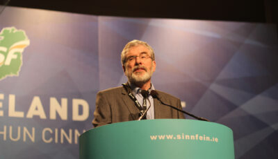 Gerry Adams, un membre du Sinn Féin - Sinn Féin - cc