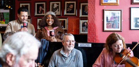 Un moment de craic dans un irish pub - © Fáilte Ireland