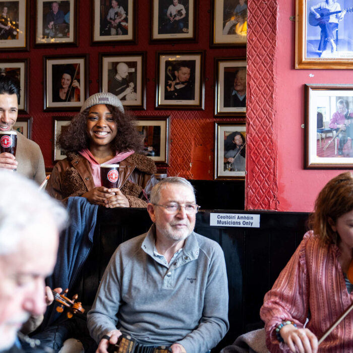 Un moment de craic dans un irish pub - © Fáilte Ireland