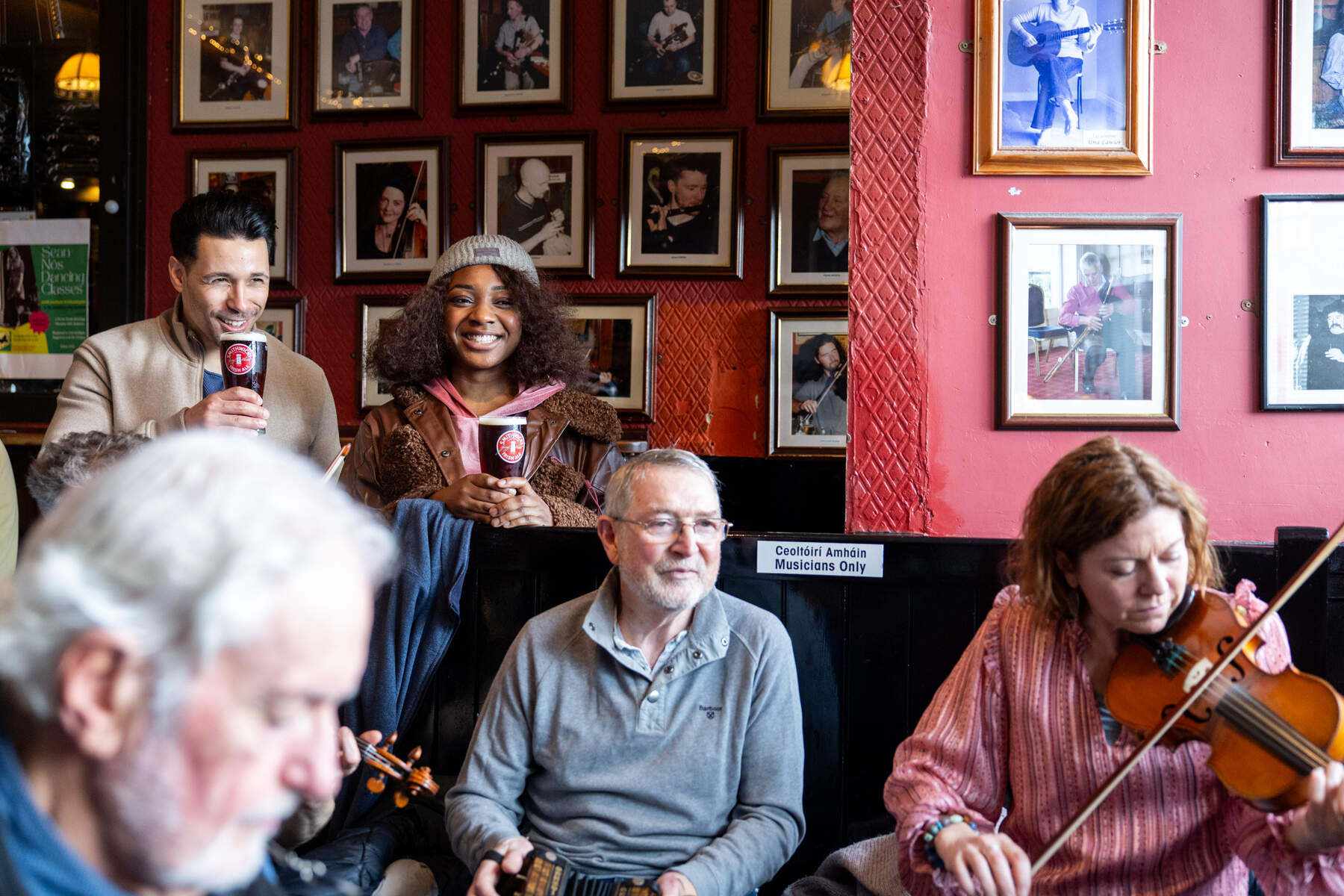 Un moment de craic dans un irish pub - © Fáilte Ireland