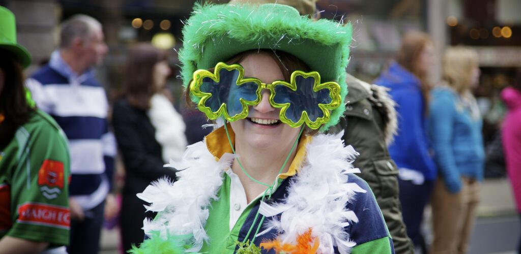 Une participante à la Fête de la Saint Patrick - Aurelien Guichard - cc