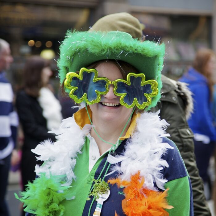 Une participante à la Fête de la Saint Patrick - Aurelien Guichard - cc