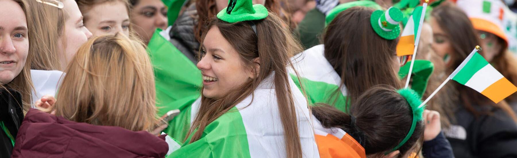 Des irlandais attendant la Grande Parade de Dublin  - ©Allen Kiely