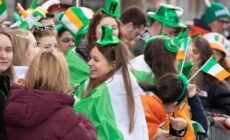 Des irlandais attendant la Grande Parade de Dublin - ©Allen Kiely