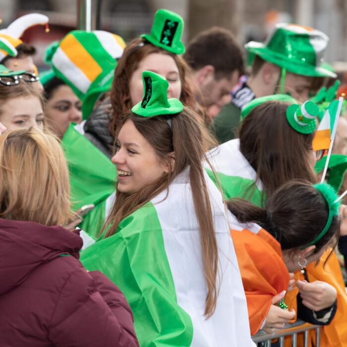 Des irlandais attendant la Grande Parade de Dublin - ©Allen Kiely