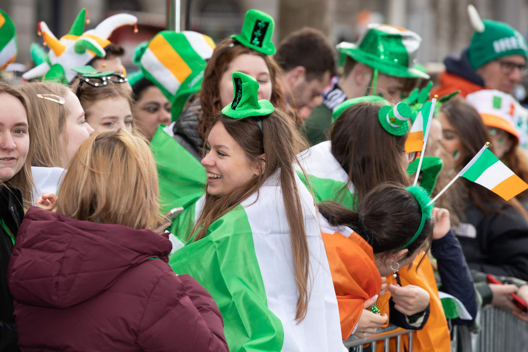 Des irlandais attendant la Grande Parade de Dublin - ©Allen Kiely