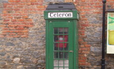 Une vieille cabine téléphonique irlandaise - Shannon McNeice - cc