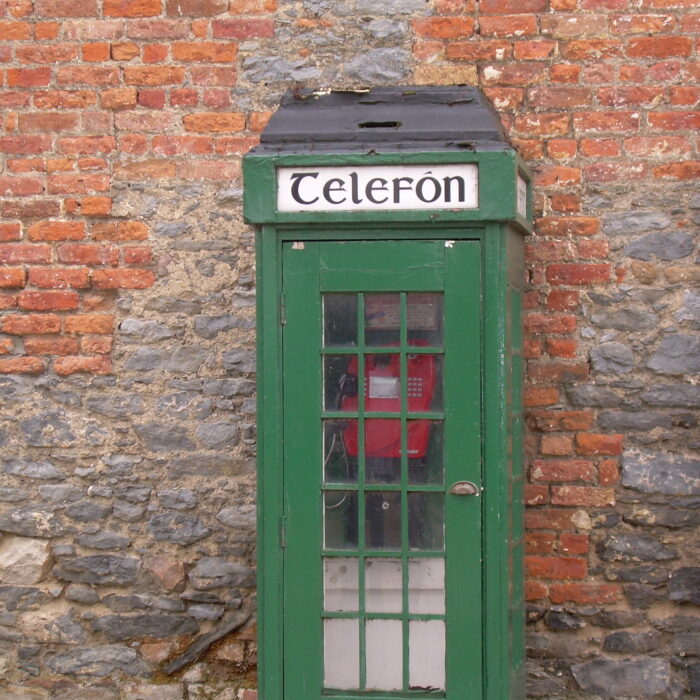 Une vieille cabine téléphonique irlandaise - Shannon McNeice - cc