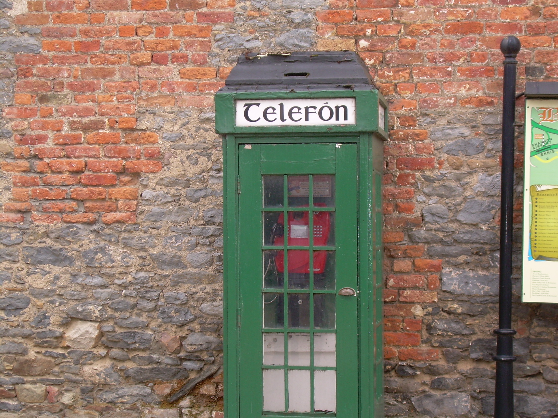 Une vieille cabine téléphonique irlandaise - Shannon McNeice - cc