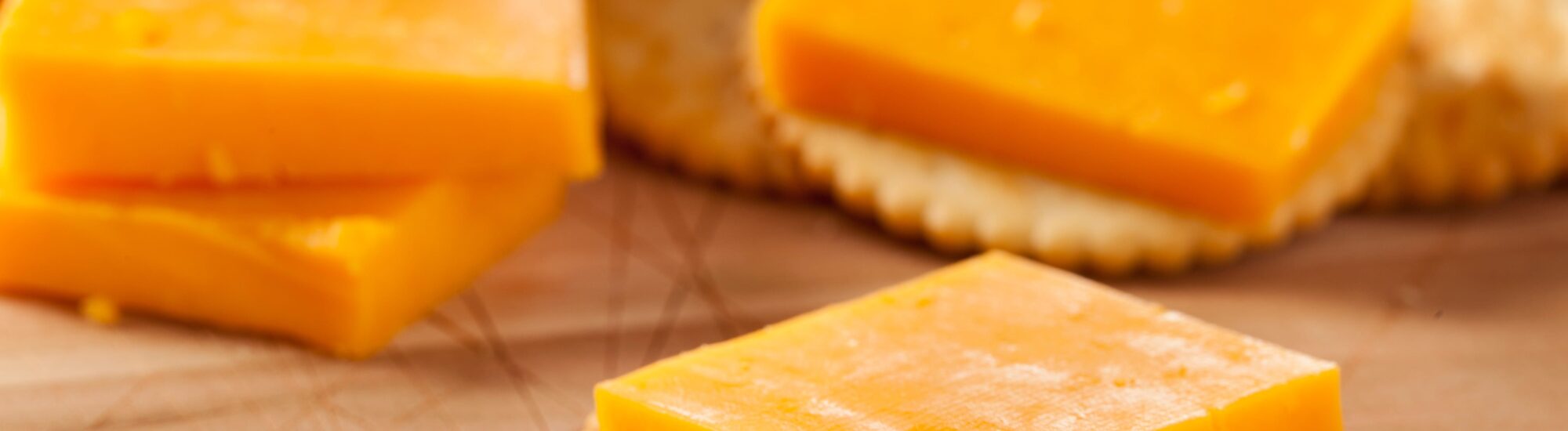 Des crackers avec du cheddar irlandais - © bhofack2