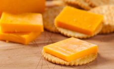 Des crackers avec du cheddar irlandais - © bhofack2