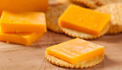 Des crackers avec du cheddar irlandais - © bhofack2