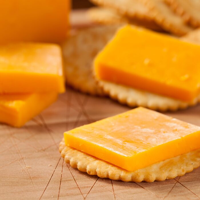 Des crackers avec du cheddar irlandais - © bhofack2