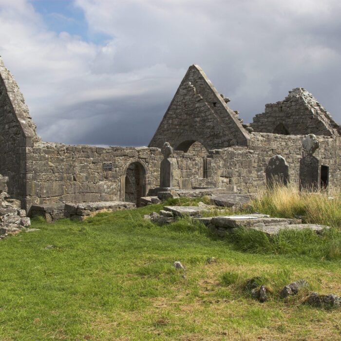 Killeany Abbey - ViennaHerby - cc