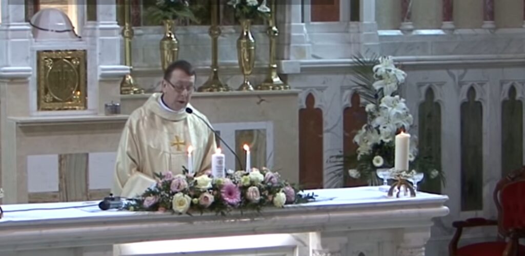 Un prêtre irlandais en plein chant