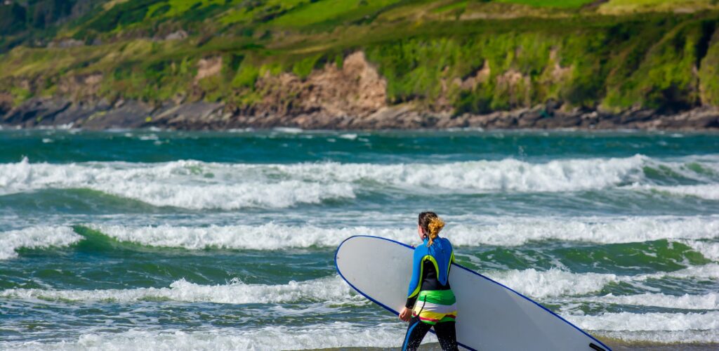Une surfeuse en Irlande - © grafxart