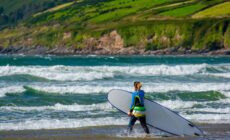 Une surfeuse en Irlande - © grafxart