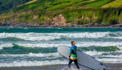 Une surfeuse en Irlande - © grafxart