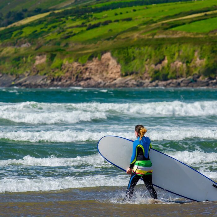Une surfeuse en Irlande - © grafxart